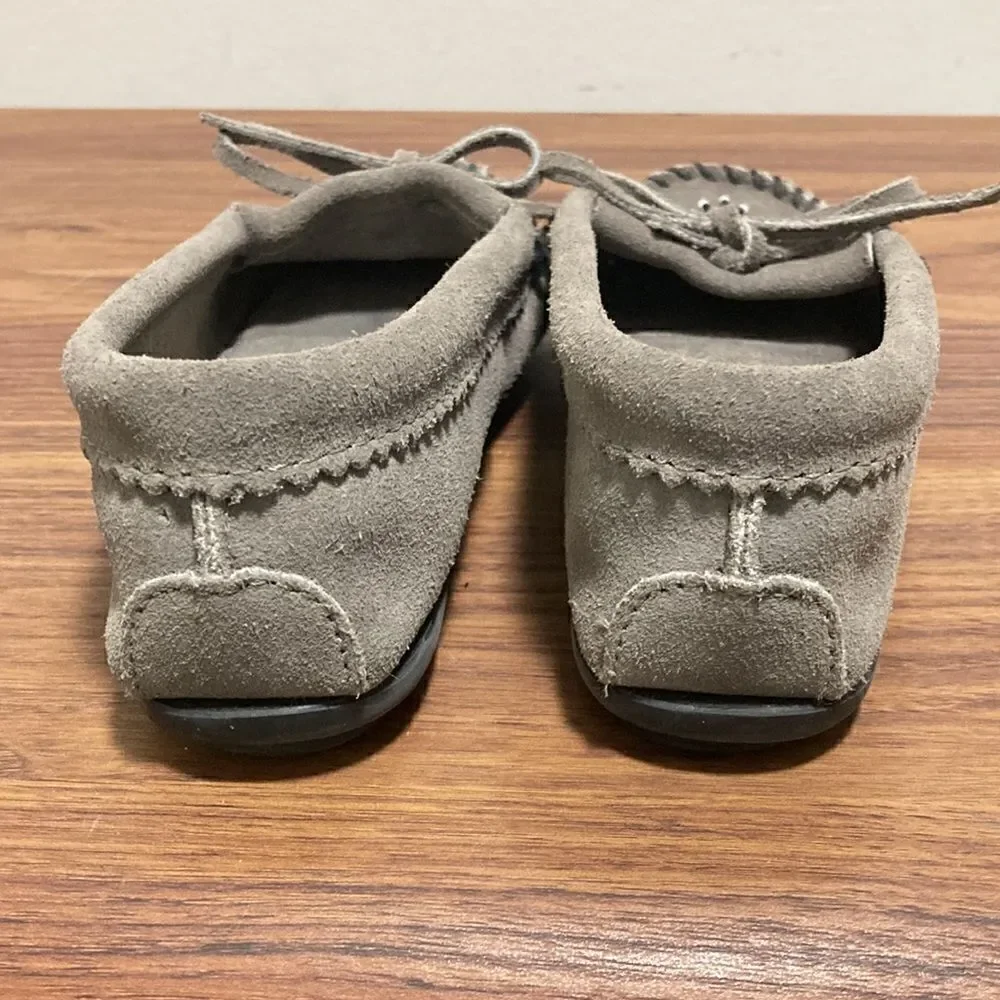 Minnetonka NWOT Children’s Thunderbird II Kilty Moccasin in Grey Suede. Size 5.